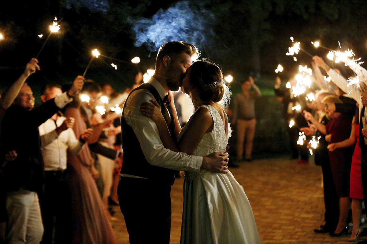 wedding-kiss