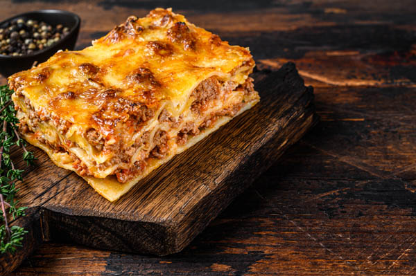 Hackfleisch-Lasagne mit Tomatensoße und Käse