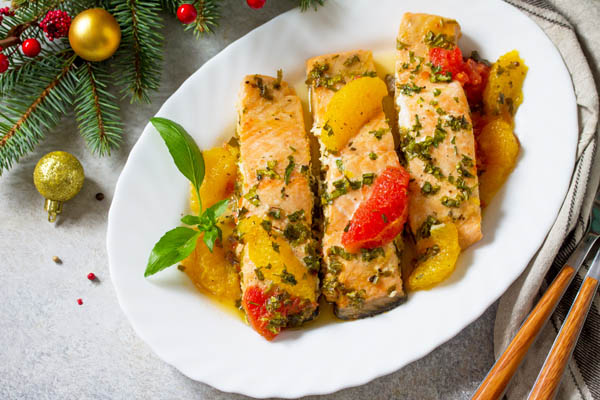 Zarte Lachsstücke in cremiger Sauce mit Kräutern