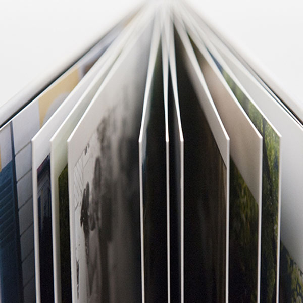 Hochwertiges Fotobuch für Hochzeit im Fine Art Stil – das Fino Fotobuch Classic mit edlem Cover und erstklassigem Druck.
