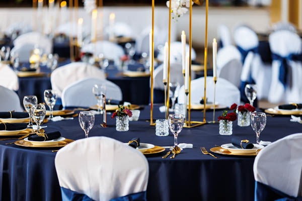 Kreative Eventdekoration mit floralen Arrangements und Deckenbeleuchtung