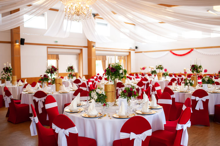 Romantisch dekorierte Eventlocation für Hochzeiten mit festlicher Tafel, Kerzenlicht und stilvollem Ambiente für eine unvergessliche Feier