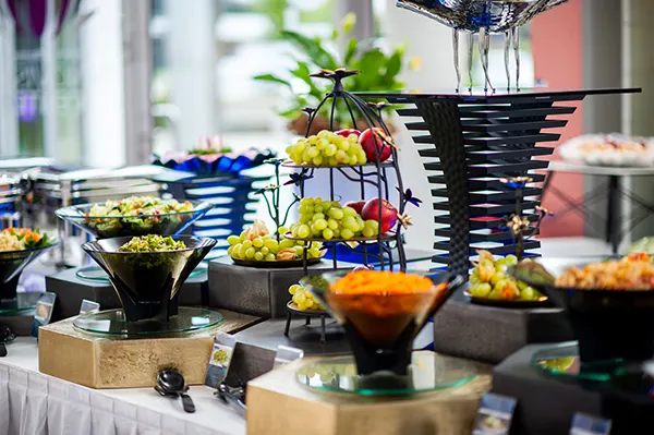 Vielfältiges Hochzeitsbuffet vom Catering Bellmann mit regionalen Köstlichkeiten