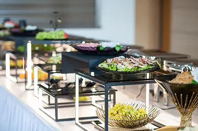 Buffet beim Hochzeits-Catering: elegante Speisen im Rahmen eines Catering für Hochzeiten