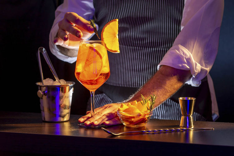 Luxury Barkeeper bereitet Drinks an der Cocktailbar für Hochzeiten zu – hochwertiges Hochzeitscatering mit Barservice