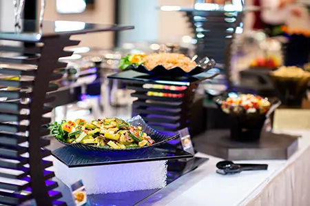 Luxury Buffet beim Hochzeits-Catering mit edlen Speisen, stilvollem Service und luxuriösem Ambiente