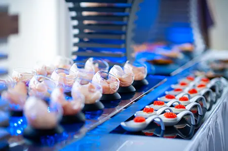 Fingerfood Buffet beim Catering Hochzeit mit liebevoll angerichteten Häppchen – modernes Catering für Hochzeiten