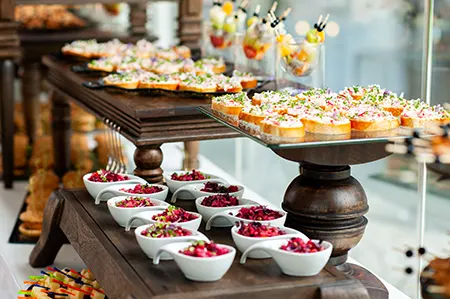 Sektempfang beim Hochzeits-Catering mit eleganten Gläsern und Canapés – perfektes Catering für Hochzeiten
