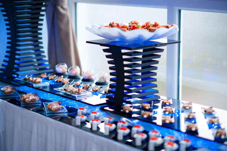 Bellmann Partyservice mit festlicher Dekoration und Buffetgestaltung