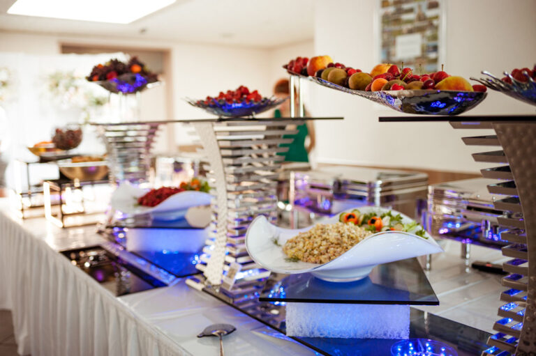 Gourmet-Buffet vom Catering Bellmann mit feinen Vorspeisen und Desserts