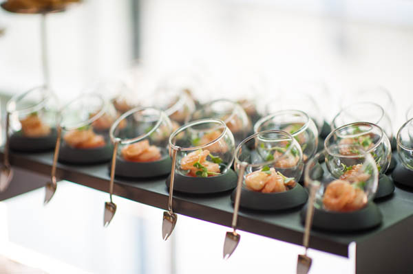 Elegant präsentierte Garnelen auf Buffetplatten – Catering Würzburg