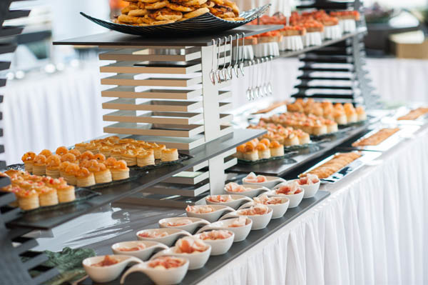 Fingerfood Buffet mit vielfältigen Häppchen für Business-Events