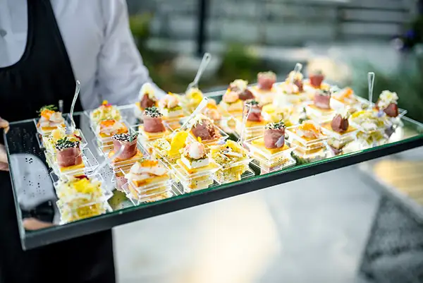 Flying Buffet Catering mit elegant servierten Speisen für Events